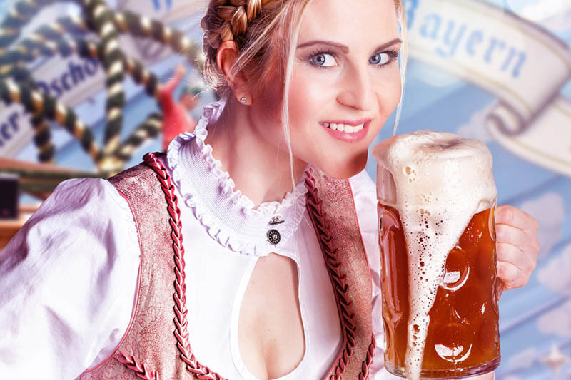 Event Highlights München Oktoberfest Frau mit einem Maß Bier